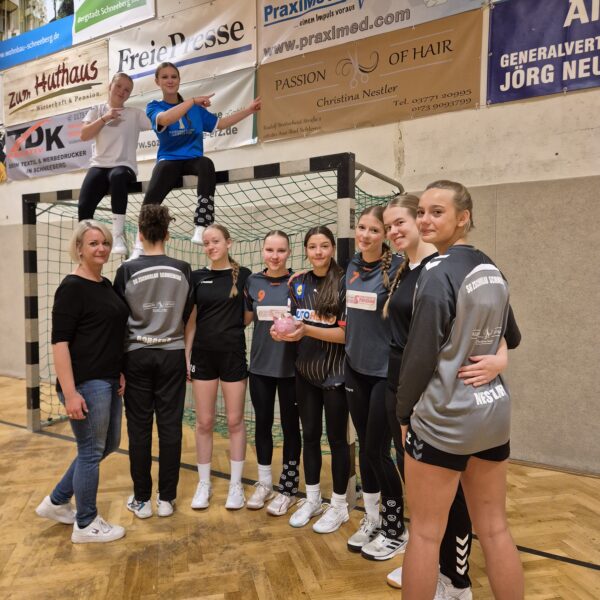 Danke, Christina! „Passion of Hair“ übergibt Spendenschwein&hellip;